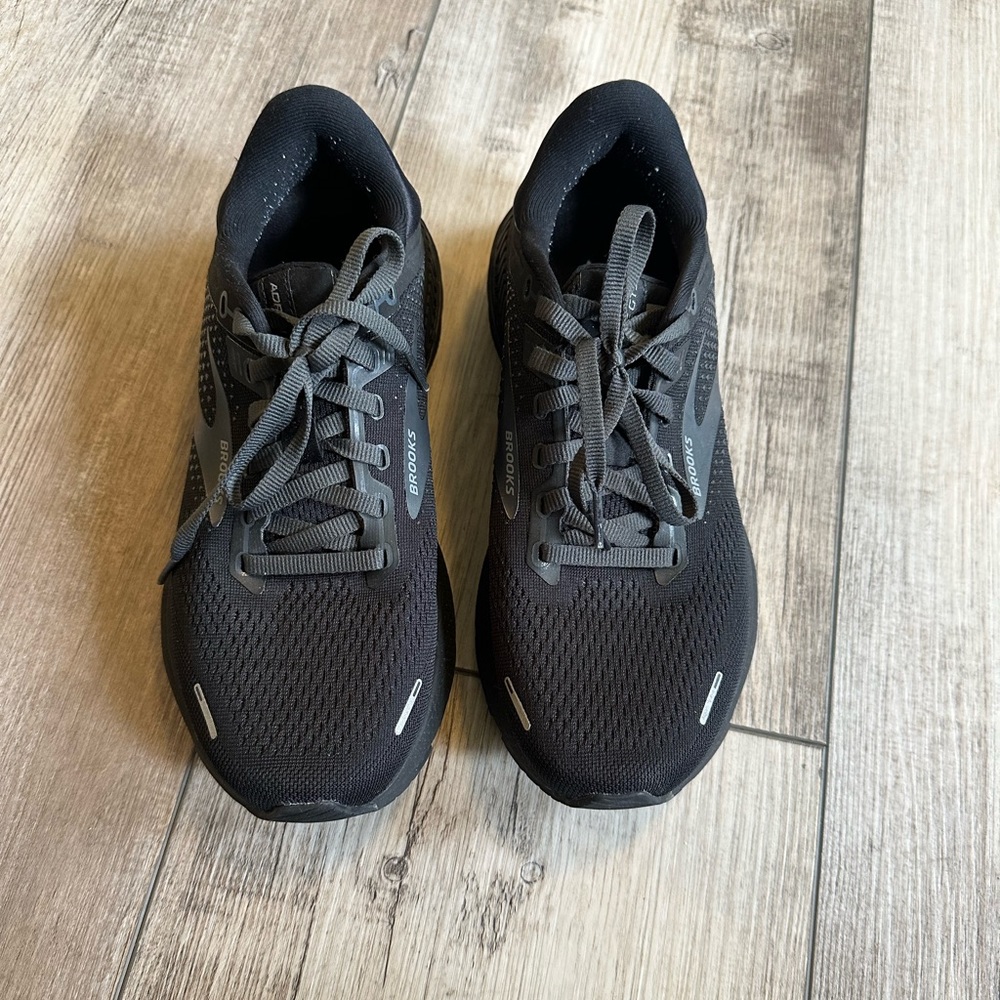 Brooks Adrenaline GTS 22 running shoes